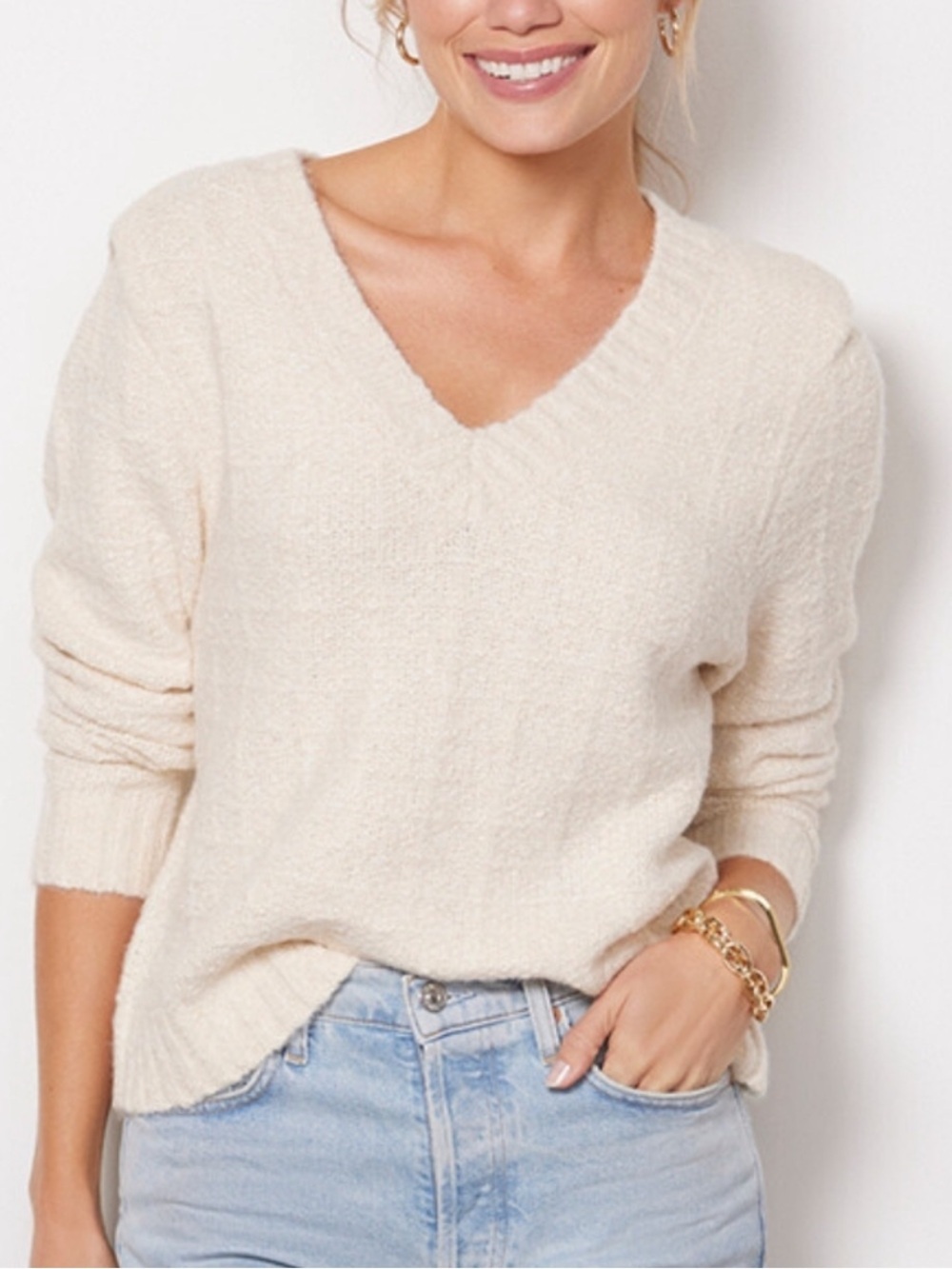 EVEREVE Ashlyn Strong Shoulder V-Neck Pullover with Metallic Gold Threads (S)